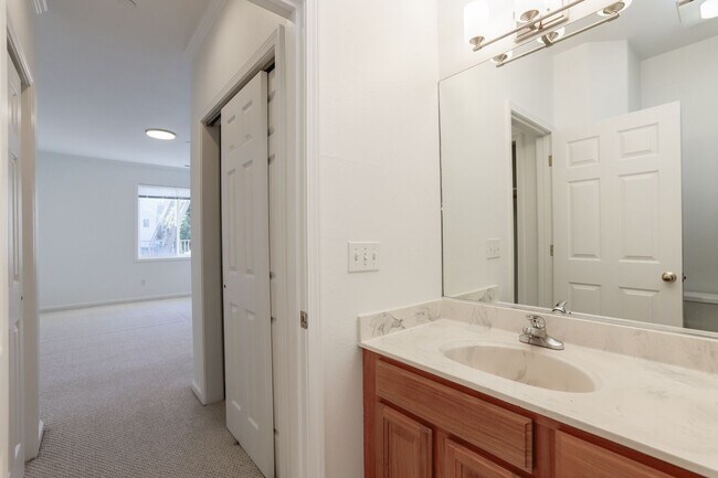 Building Photo - Spacious 3 Bed / 2 Bath Flat with garage parking in Outer Richmond. YouTube tour!