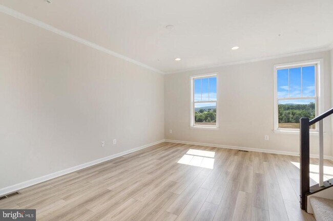 Building Photo - 5911 Garden Walk Dr