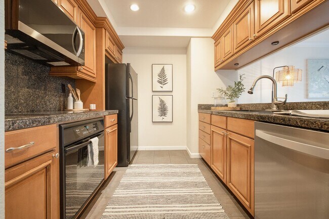 Building Photo - 2 Bedroom Townhome - 1 Block from NPS