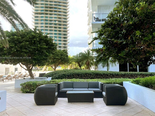 Building Photo - 1060 Brickell Ave