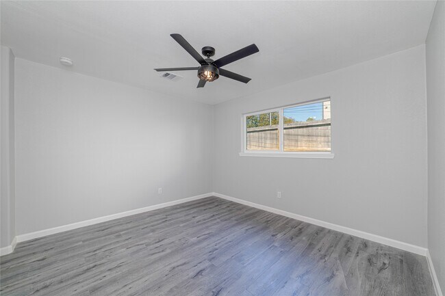 Building Photo - 1716 Crestdale Dr