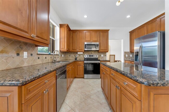 Building Photo - 420 Montclaire Dr