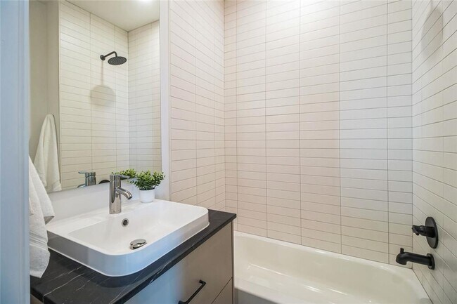 Building Photo - Stunning 3-bed/3.5-bath Condo Available Fo...
