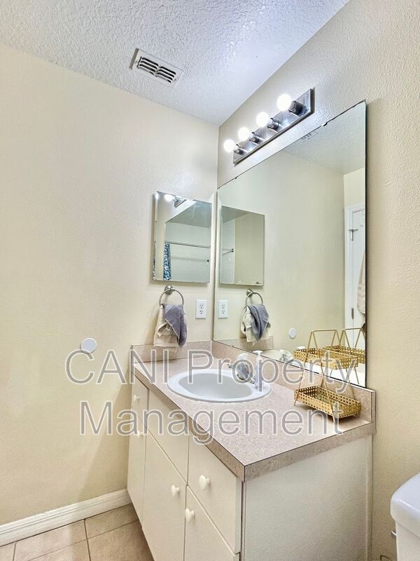 Building Photo - 1134 S Beach Cir