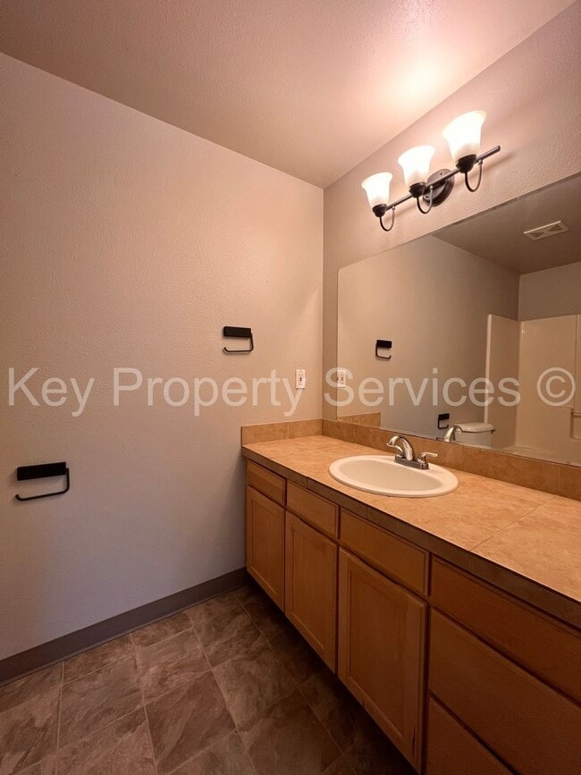 Building Photo - Charming Home in Quiet Image Neighborhood