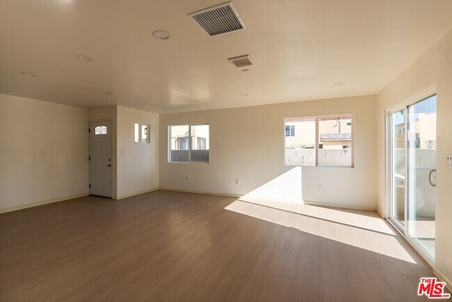 Building Photo - 1120 W 110th St