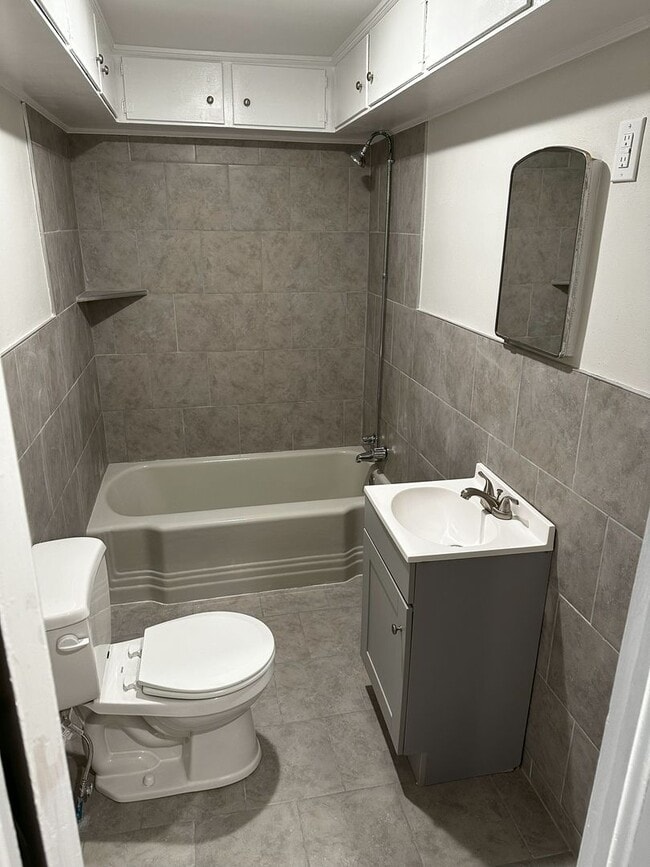 Building Photo - 2 Bedroom Home with Spacious Backyard and Modern Upgrades