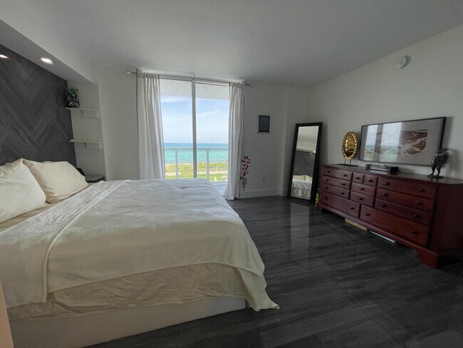 Building Photo - 2457 Collins Ave