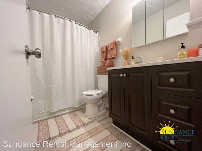 Building Photo - 3 br, 2 bath House - 611 Colonial Drive #8