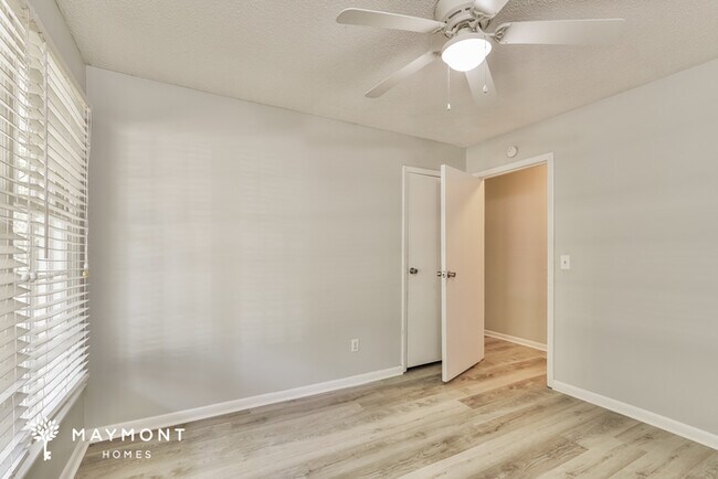 Building Photo - Beautiful 3 Bedroom Bungalow!
