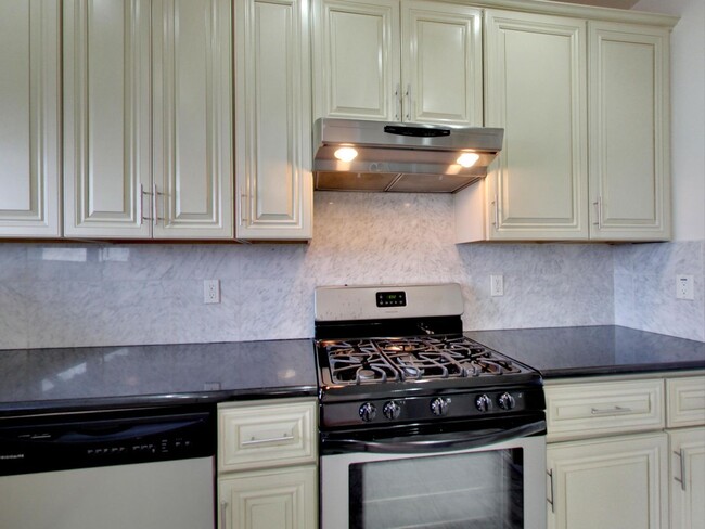 Building Photo - Remodeled 3 Bedroom in Nob Hill!!