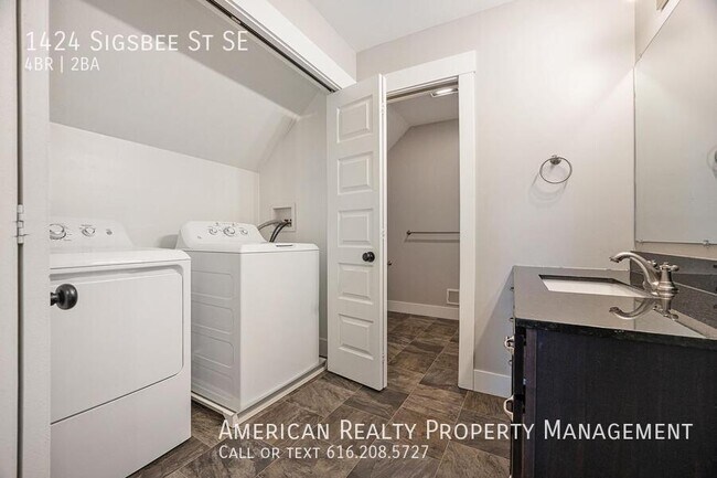 Building Photo - 1424 Sigsbee St SE