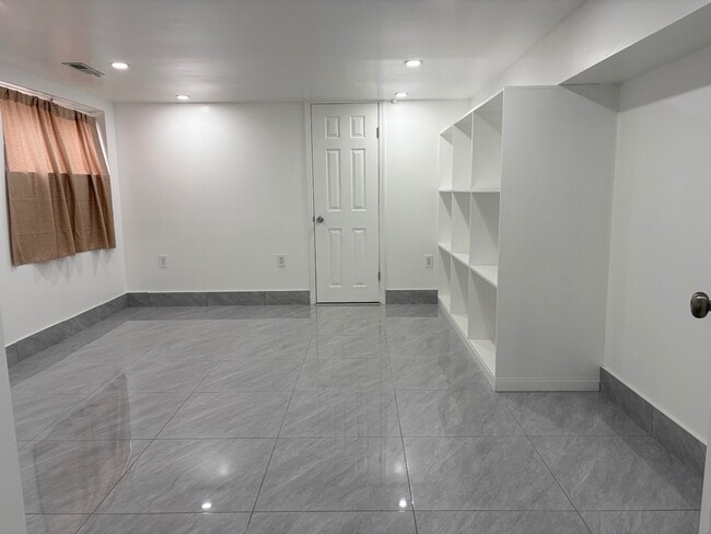 Building Photo - 107 Ebony St