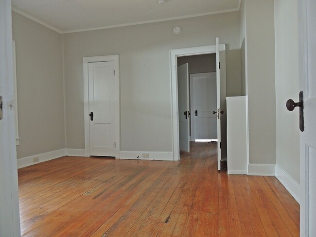 Building Photo - Two bedroom, one bath home is South Knoxville