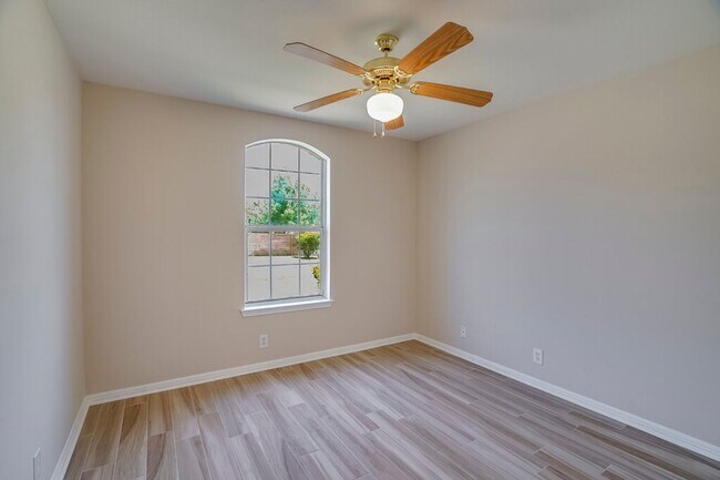 Building Photo - 1013 Lantana Ln