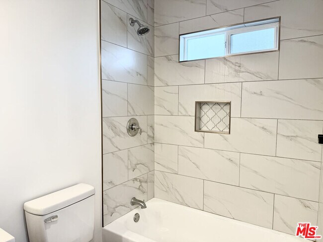 Building Photo - 384 Hargrave St