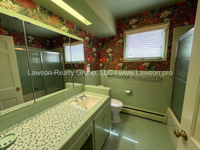 Building Photo - Spacious South Roanoke Home with Lawn Care Included