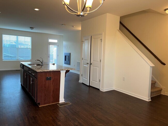 Building Photo - 425 Rhamkatte Rd