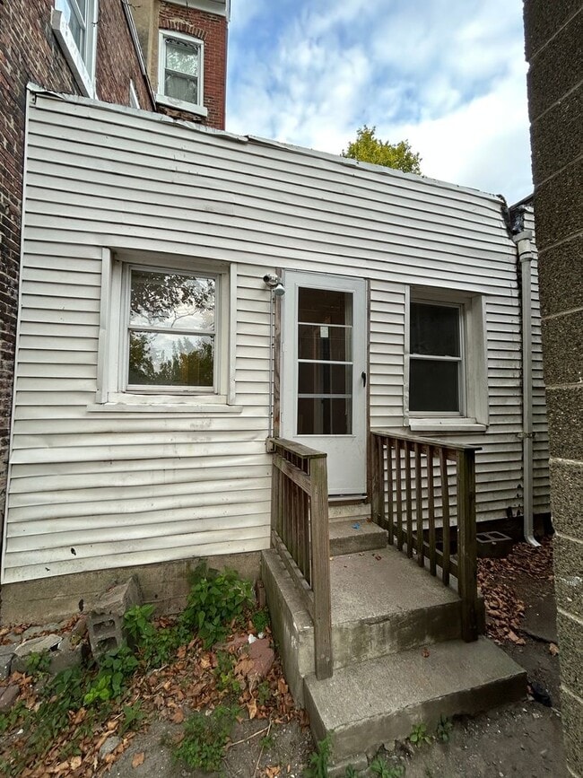 Building Photo - Studio/1 bedroom