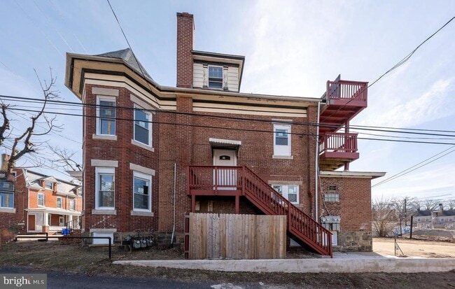 Building Photo - 122 E 3rd St