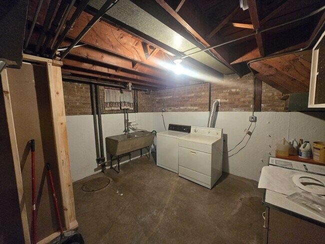 Building Photo - 70 N Laverne Ave