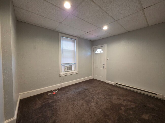 Building Photo - 1420 N Van Buren St