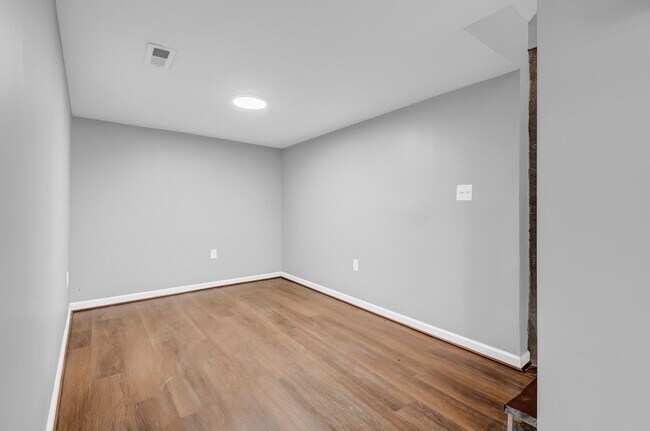 Building Photo - 2103 Chelsea Terrace