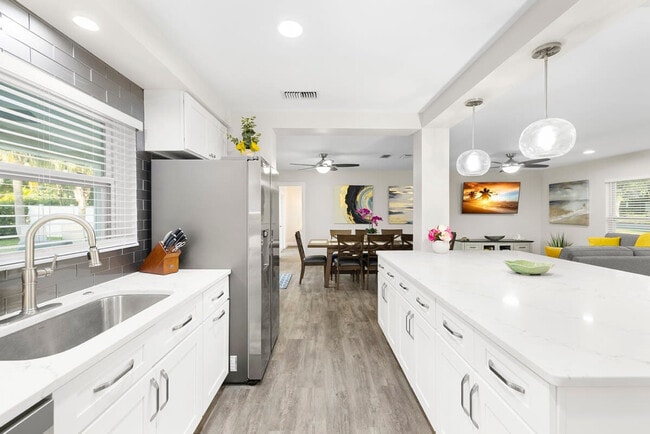 Building Photo - 802 Camelia Dr