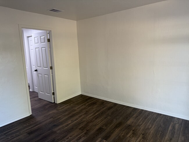 Building Photo - 1124 S Holly Ln