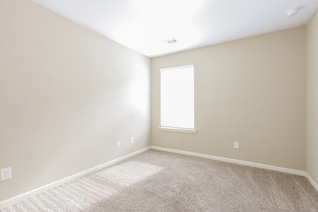 Building Photo - 496 Hill Crest Cir