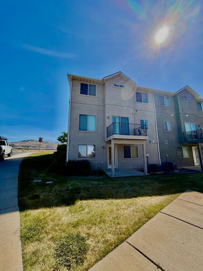 Building Photo - Lehi 3 Bedroom Town Home Pets OK