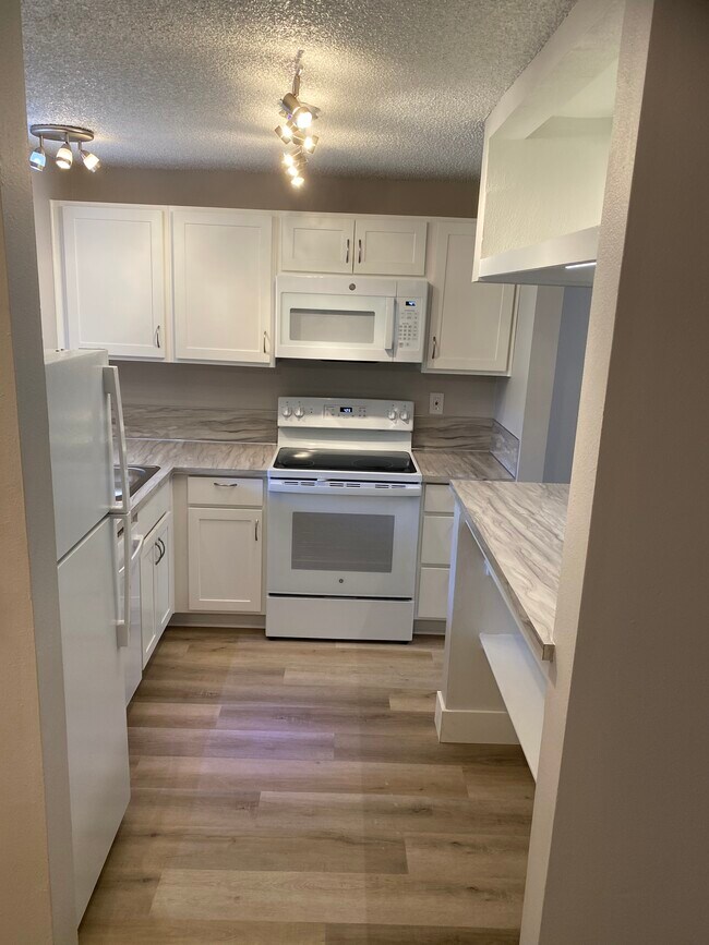 Building Photo - Fully renovated 2 bedroom, 1.5 bath apartment available with Separate Garage! Fully remodeled Kit...