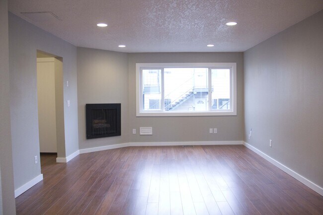 Building Photo - 2bed/2bath, W/D in unit, garage, and all d...