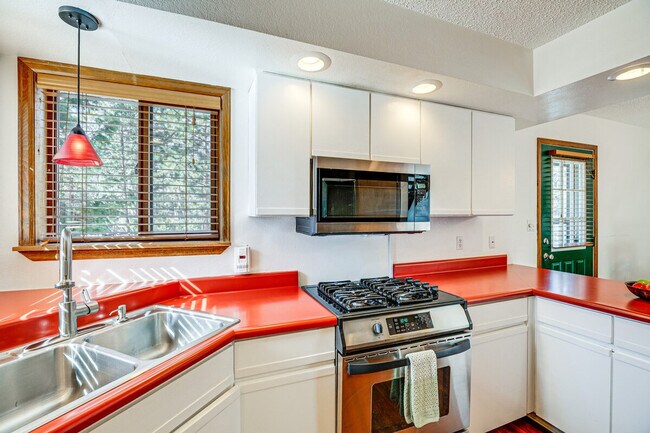 Building Photo - 320 E Gunnison Ave