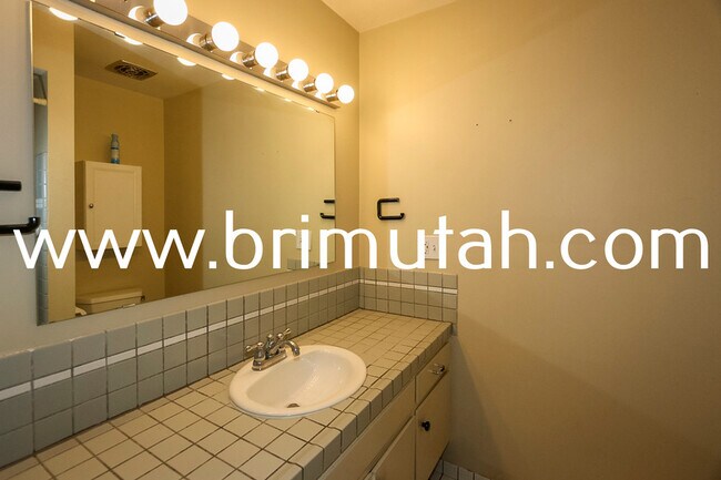 Building Photo - 4717 Naniloa Dr