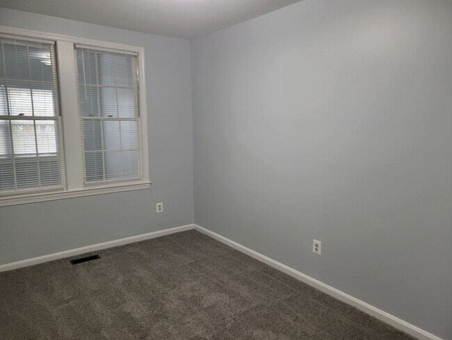Building Photo - Spacious 3 BR/2 BA Townhome  in Greenway!