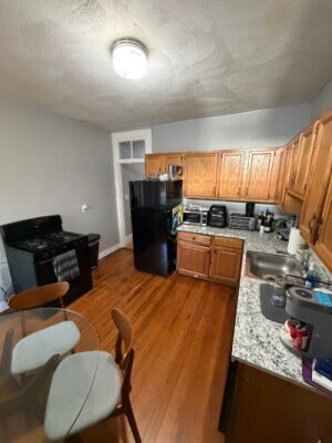 Building Photo - 121 Hillside St