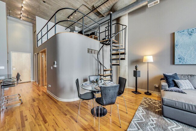 Building Photo - 758 N Larrabee St