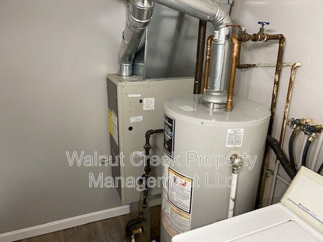 Building Photo - 671-681 Shoreline Dr