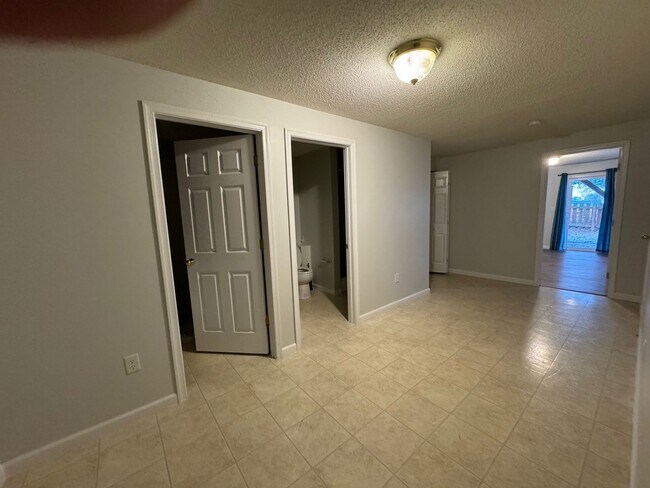 Building Photo - Spacious Home with Three Private Suites