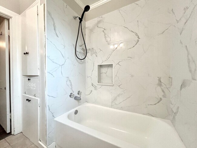 Building Photo - Charming Three Bedroom Home in a Highly Desirable Neighborhood