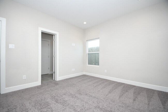 Building Photo - 5904 Gardendale Dr