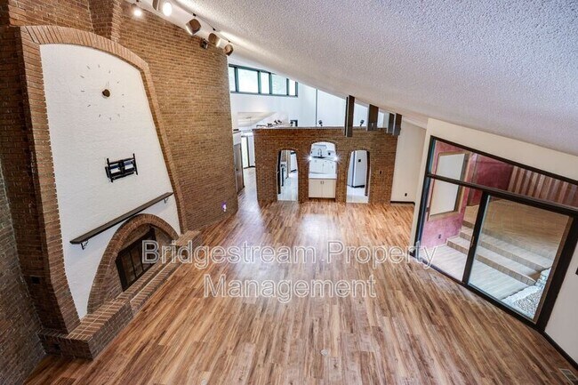 Building Photo - 1382 Hickoryview Ct