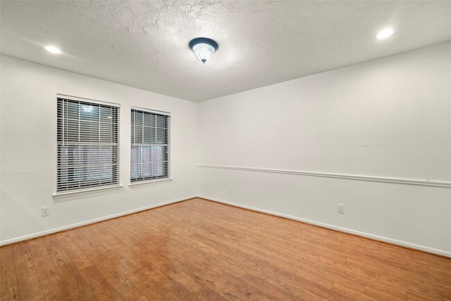Building Photo - 523 S Rivershire Dr
