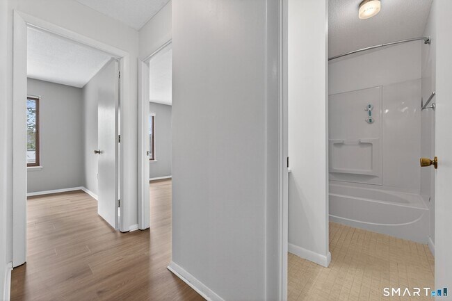 Building Photo - 155 Cottonwood Rd