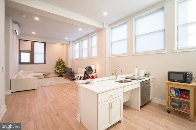 Building Photo - 1300 S 19th St