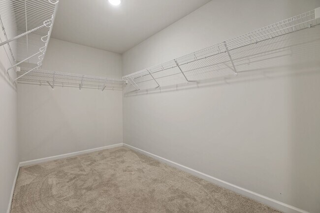 Building Photo - Gorgeous end-unit townhome near Brier Creek!