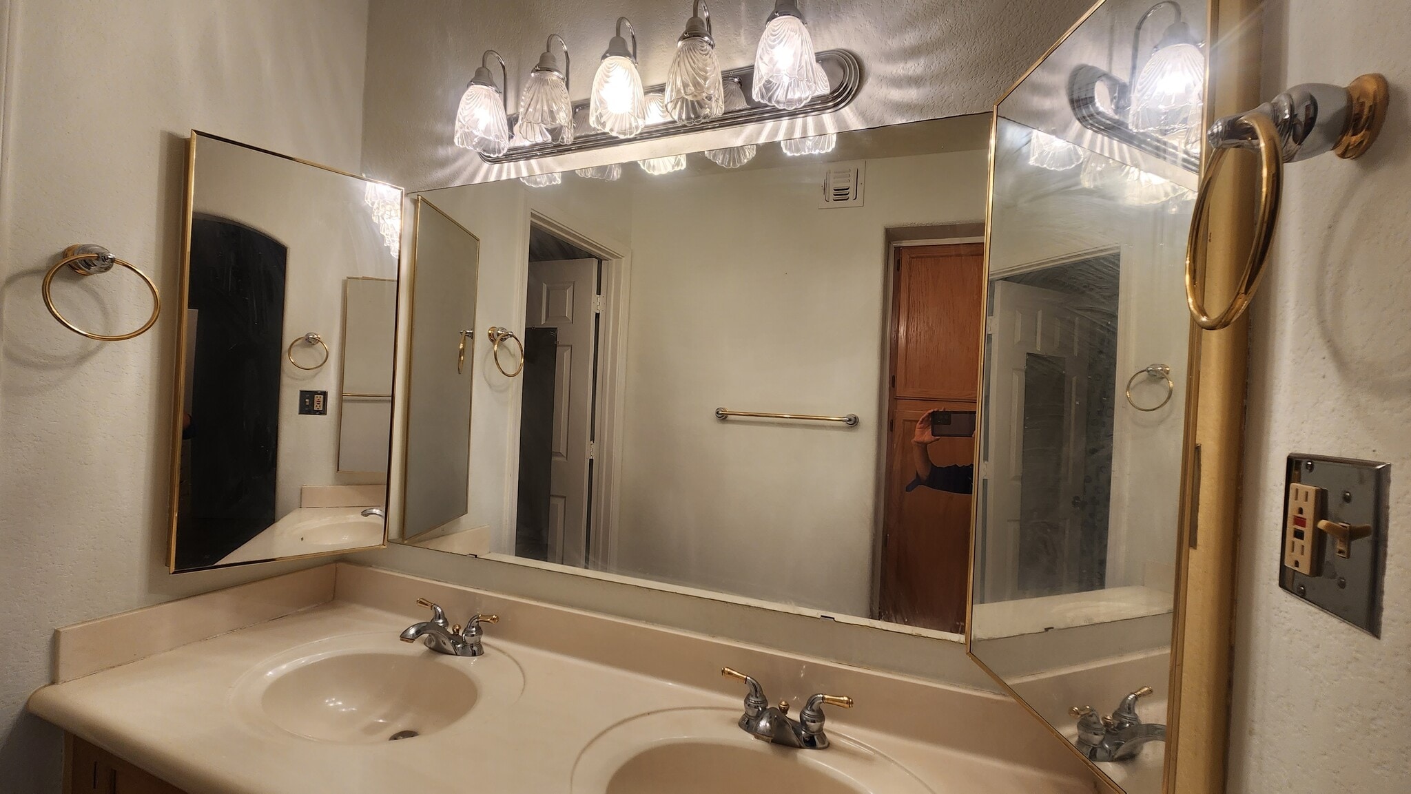 Master bath - 6885 E Cochise Rd