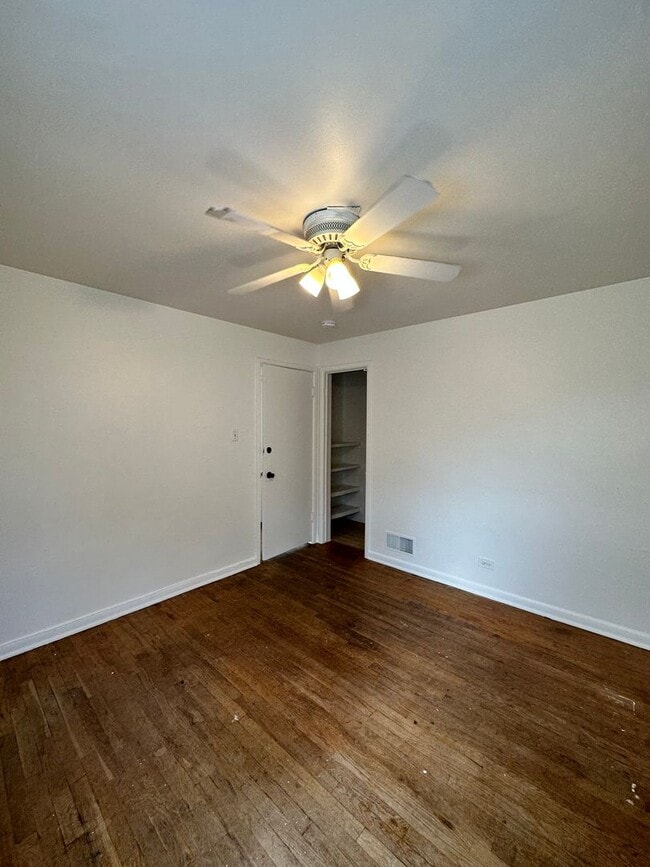 Building Photo - Awesome ranch style home 2bed+2offices 2ba...