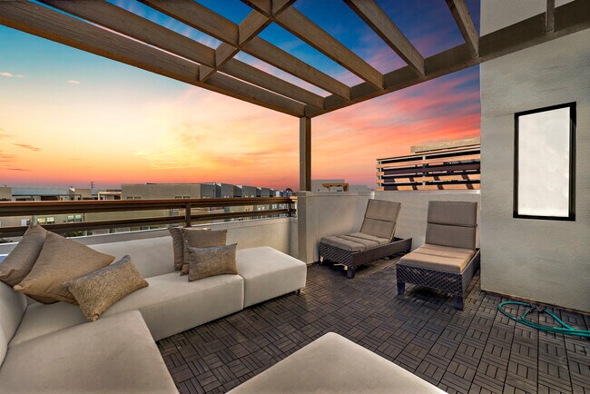 Sunset views - 1651 Topanga